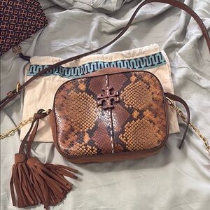 Tory Burch McGraw camera bag in leather and suede brown snake print
